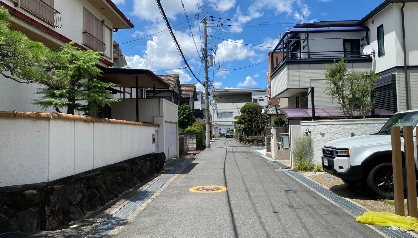 病院のある住宅街の通り