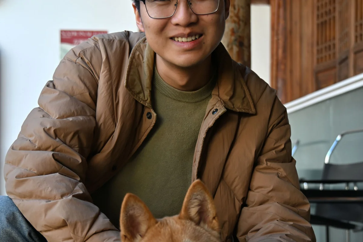 診察の順番を待つ飼い主と柴犬